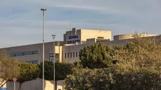 Herido al caer desde un primer piso de altura en el hospital de Son Llàtzer, en Palma