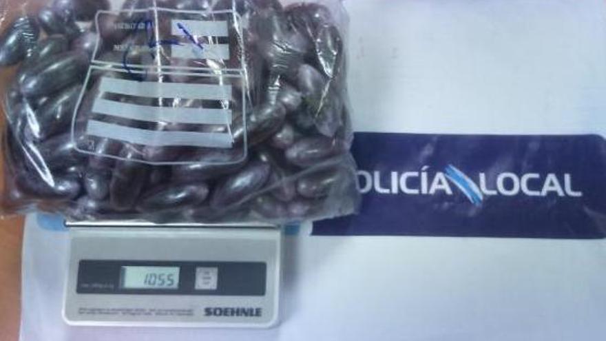 Bellotas de hachís localizadas por la Policía Local de Pontevedra en el vehículo del detenido.