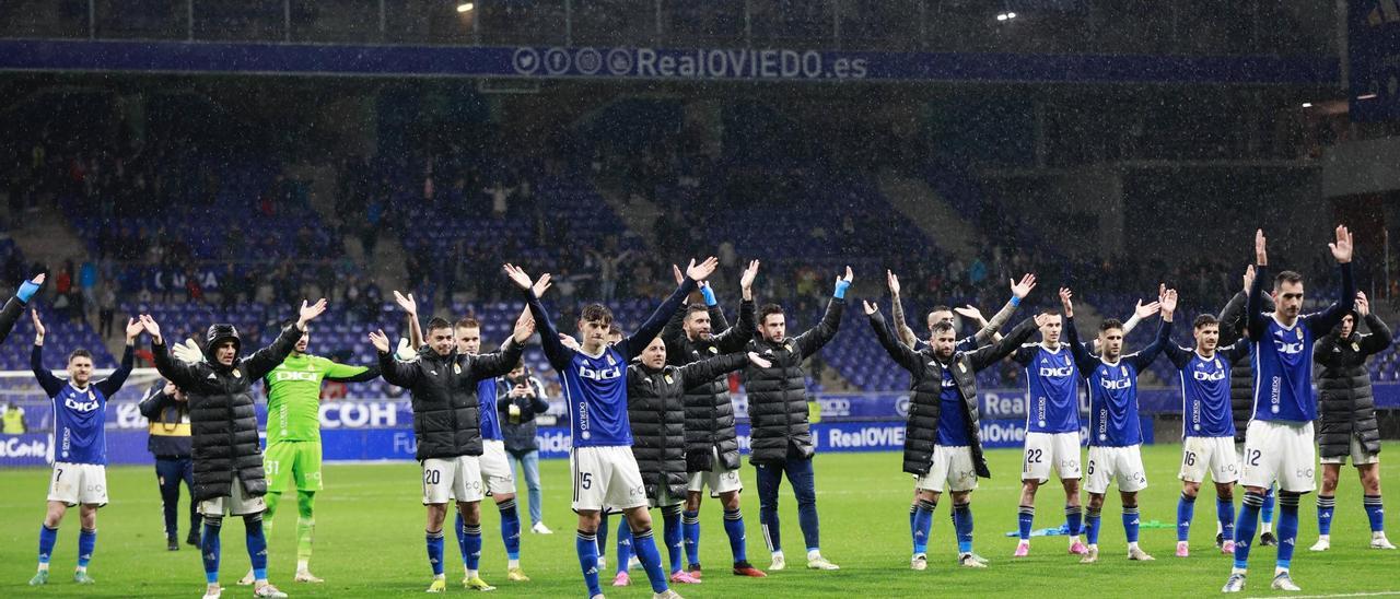 EN IMÁGENES: Ambiente y partido de un Real Oviedo-Levante pasado por agua