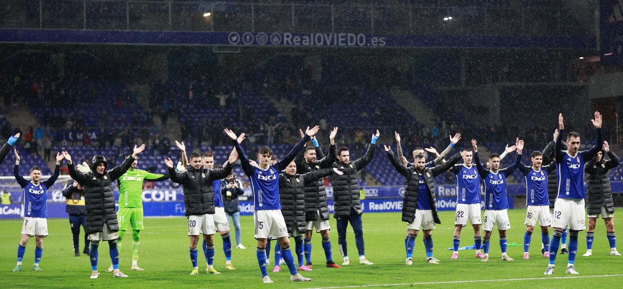 EN IMÁGENES: Ambiente y partido de un Real Oviedo-Levante pasado por agua