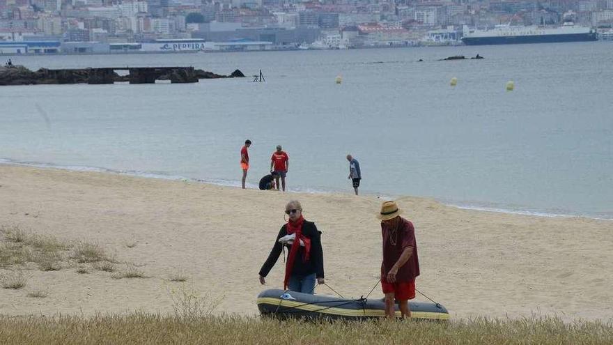 La playa urbana de Rodeira, ayer, con la delimitación de la zona de baño ya balizada. // G.Núñez