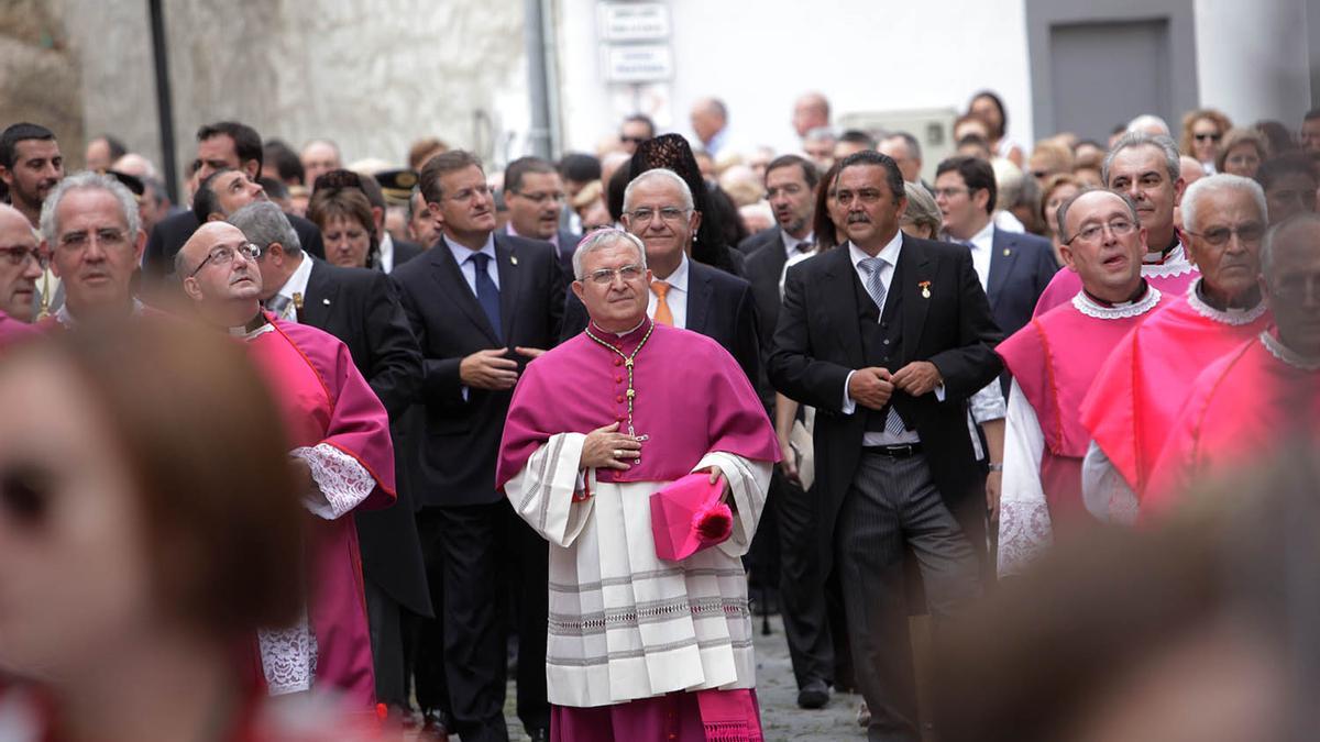 Procesión para acompañar al obispo hasta la catedral, en la toma de posición de Murgui en 2012