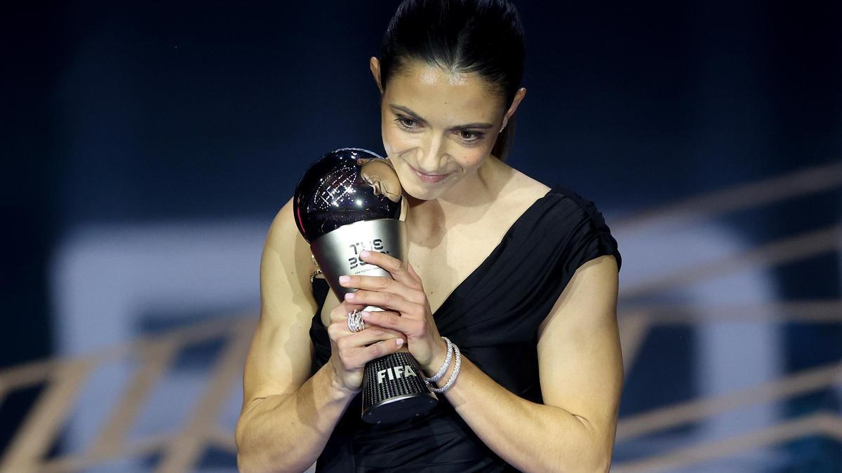 Aitana Bonmatí, amb el premi The Best.
