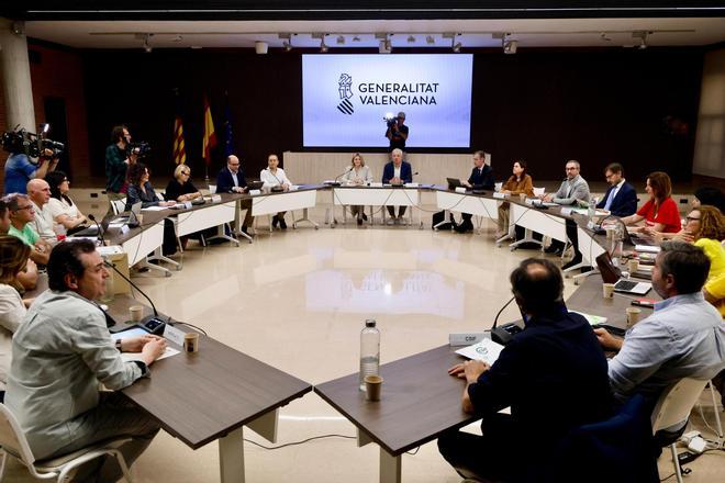 Así ha sido la reunión de los sindicatos con la consellera Carmen Ortí: ha durado 10 minutos después del no rotundo de los sindicatos