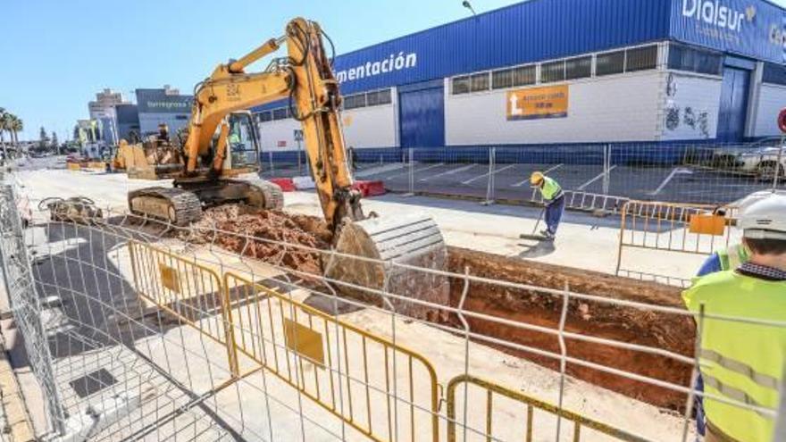 Obras en la avenida de Rosa Mazón -cerrada parcialmente al tráfico- para soterrar con un cajón de pluviales las aguas procedentes de la avenida de las Cortes Valencianas.