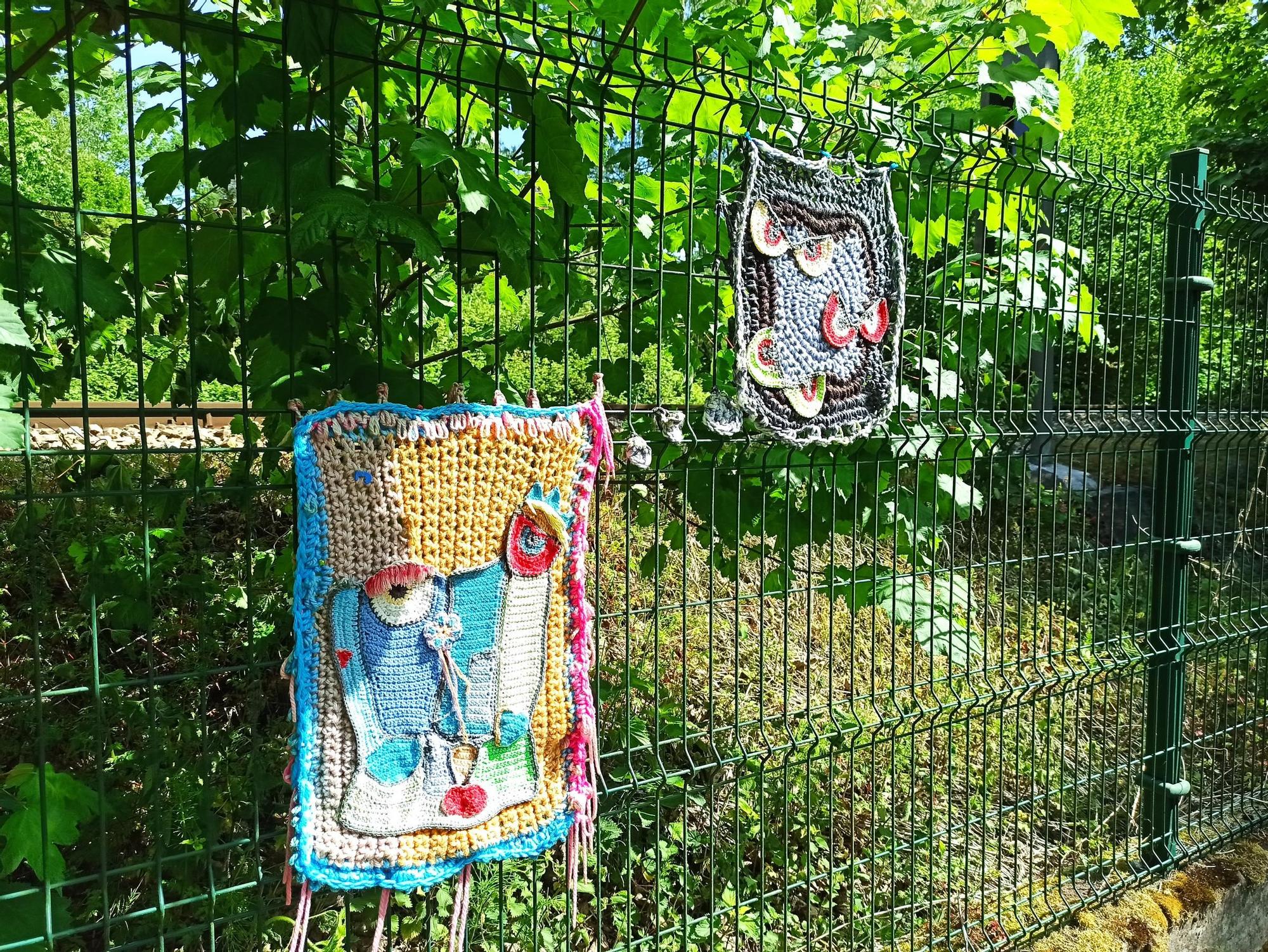 El arte urbano se teje en la Pola, el artista "6p" llena la Senda del Nora de ganchillo: "Si alguien se siente solo, que se sienta más acompañado"