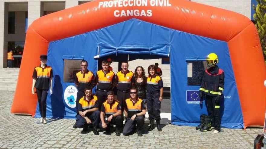 Miembros de Protección Civil Cangas, con el hospital de campaña en A Estrada. // FdV