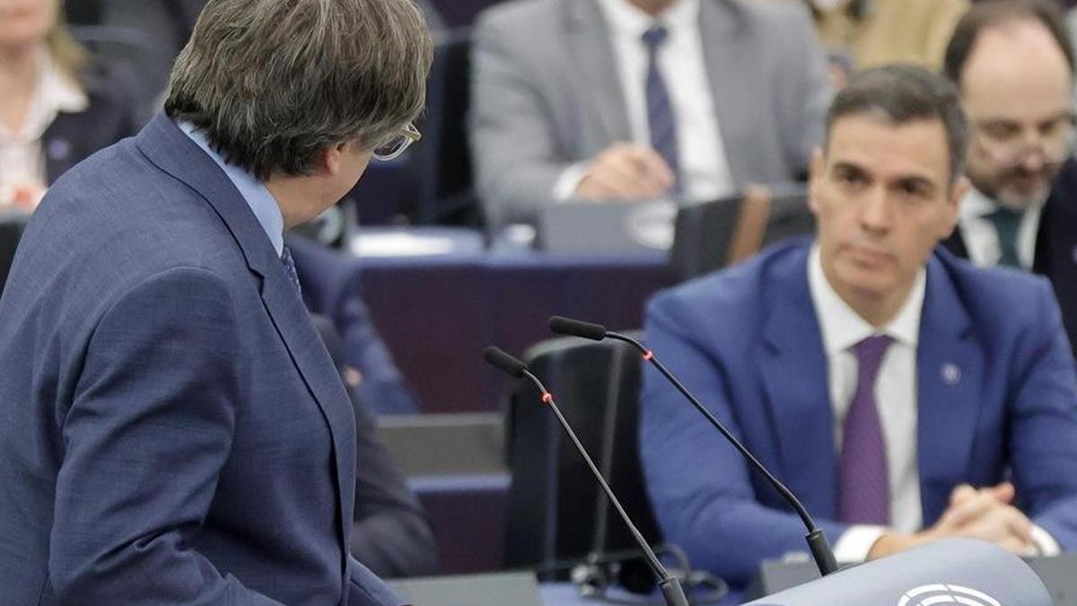 Carles Puigdemont toma la palabra ante Pedro Sánchez en el Parlamento Europeo.