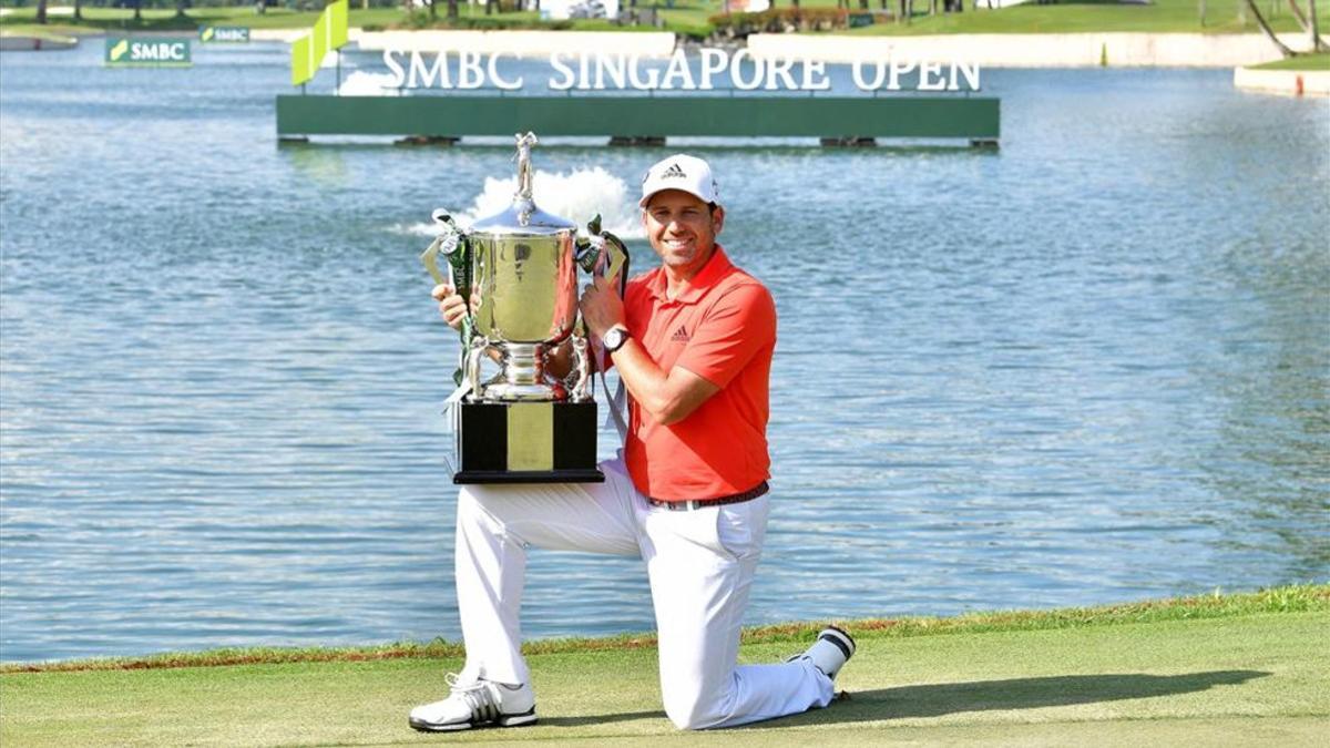 Sergio García posa con el primer título de la temporada en Singapur