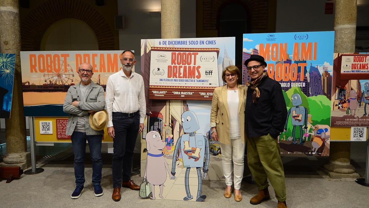 Pablo Berger (derecha), en Plasencia, en la exposición sobre su película Robot Dreams.