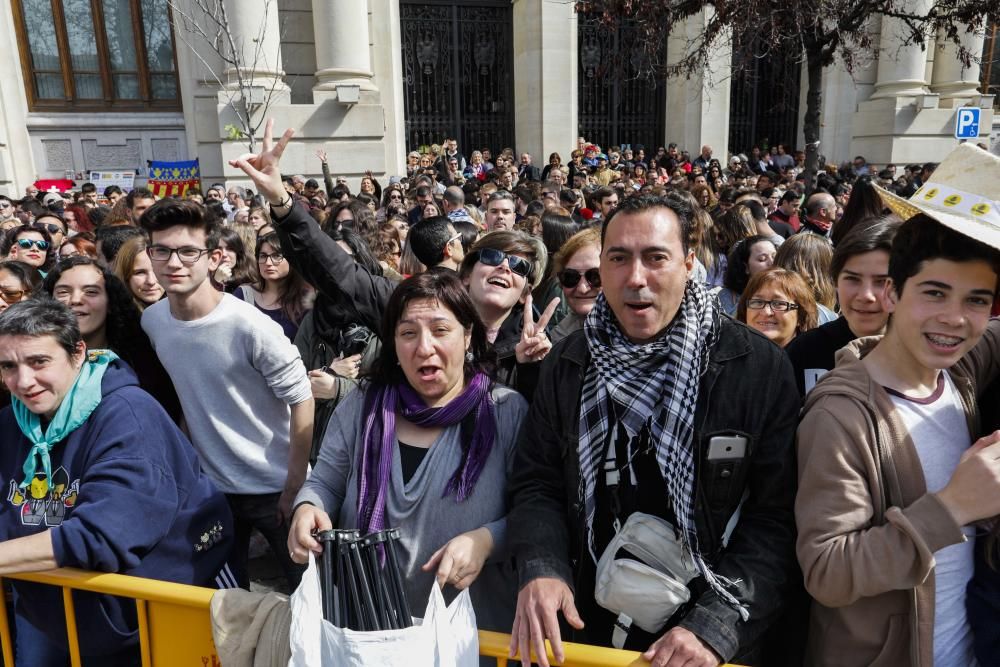 Búscate en la mascletà del 8 de marzo