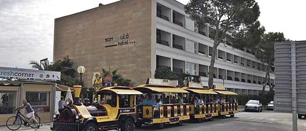 El mini-tren turÃ­stico de Can Picafort, durante su itinerario en la zona de Son BaulÃ³.