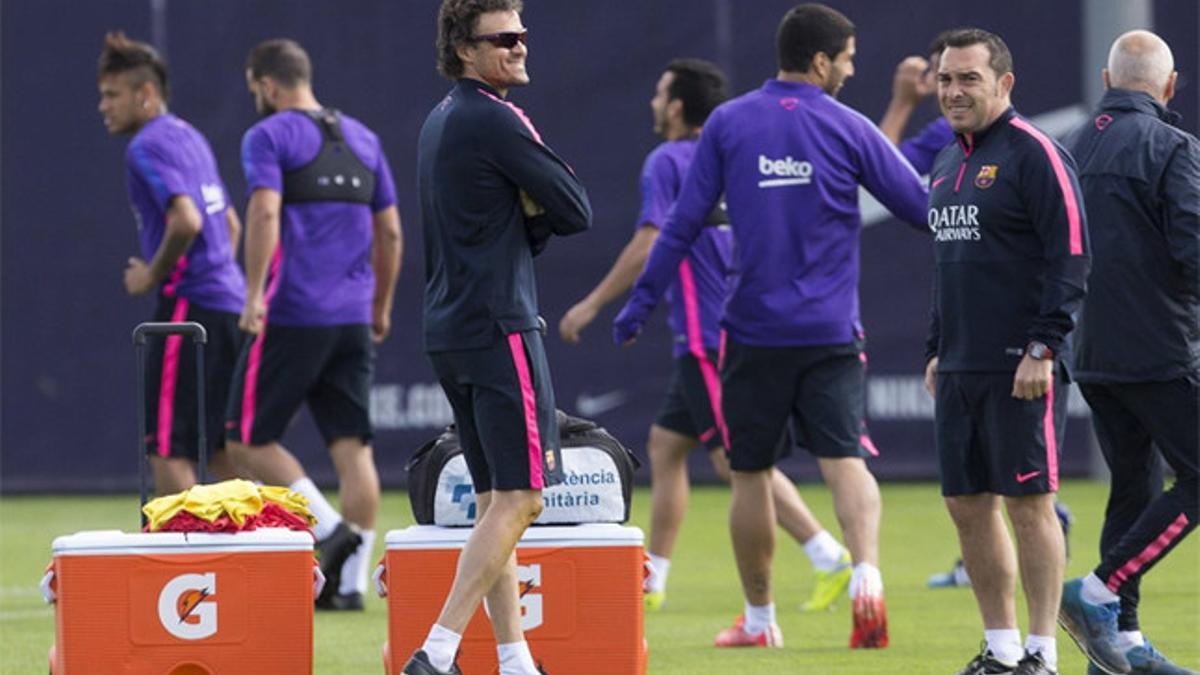 Luis Enrique controla un entrenamiento del FC Barcelona