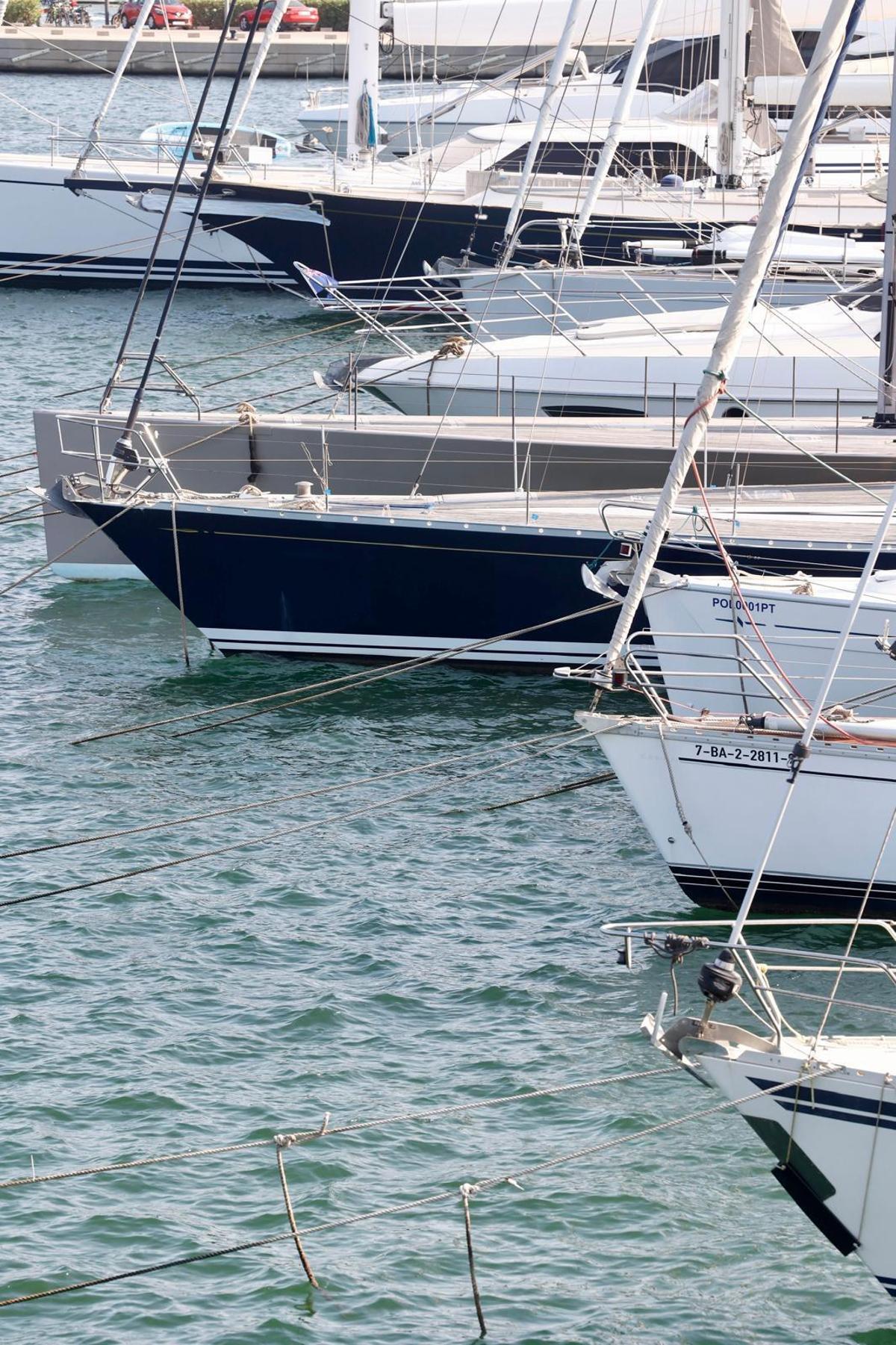 Barcos amarrados en la Marina de València