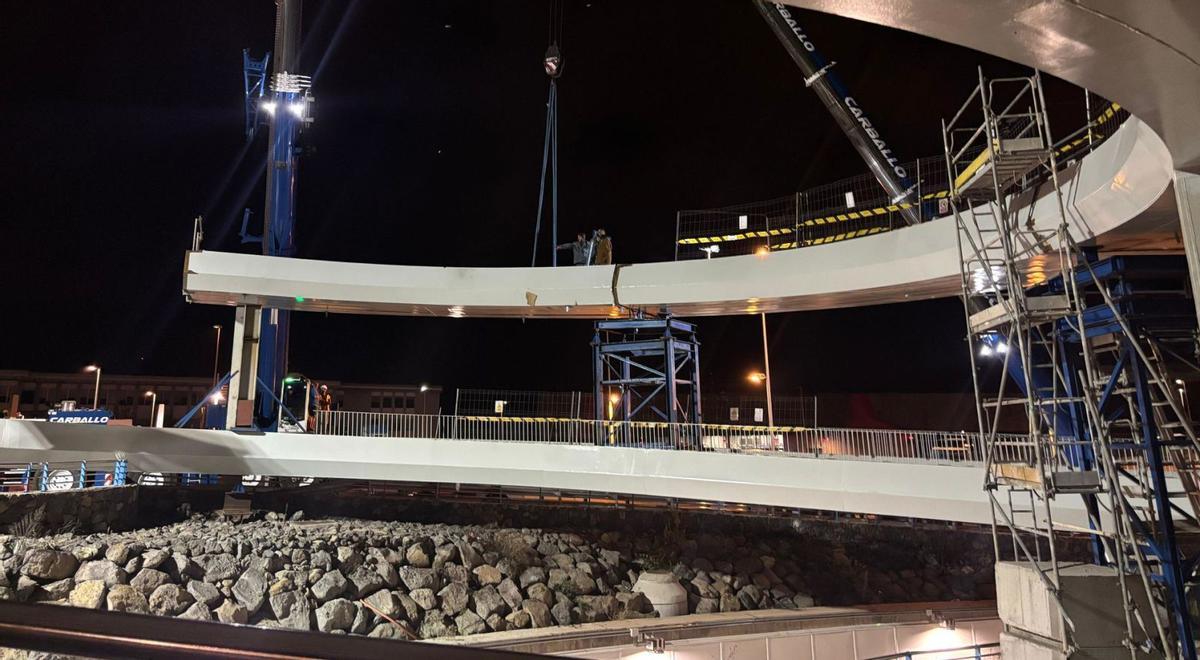 Instalación de los dos módulos de la pasarela peatonal que enlazan con Geneto. | E. D.
