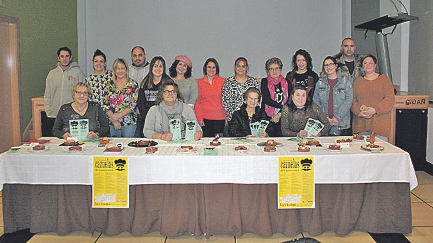 Sara Alonso, concejala de Desarrollo Local, con los hosteleros de Laviana en la presentación de las Jornadas de cazuelas de gourmet.