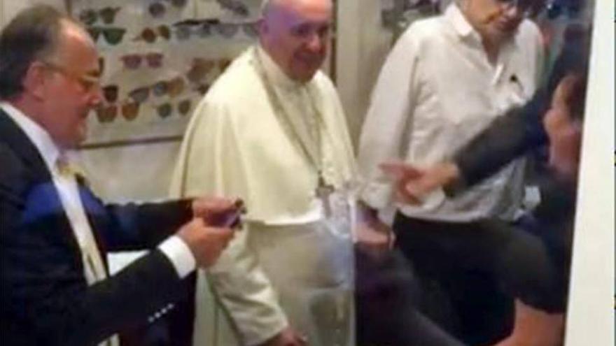 El Papa sorprende a los turistas en una óptica