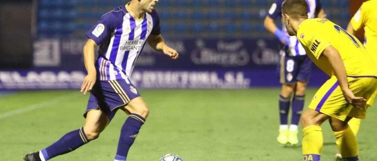 Guille Donoso, durante un partido de esta temporada con la Ponferradina.