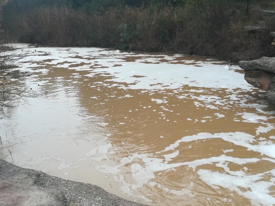 El Gorg Blau apareix ple d'escuma blanca