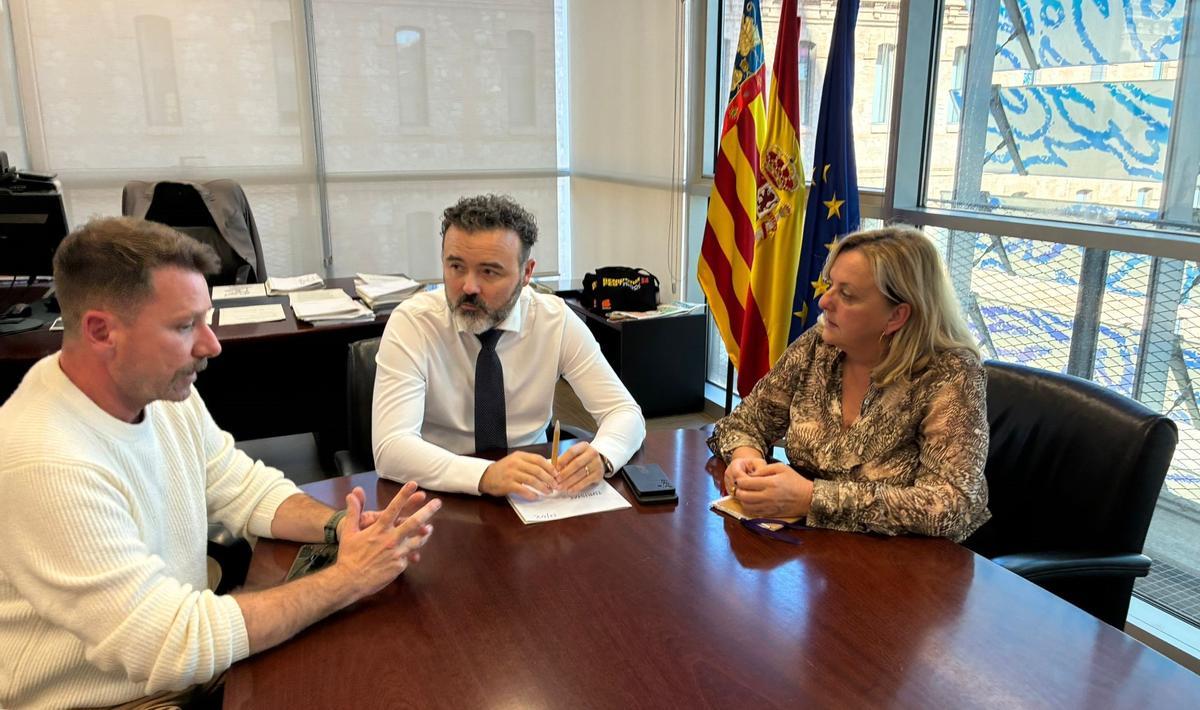 La reunión para buscar una solución a los lavapiés de las playas