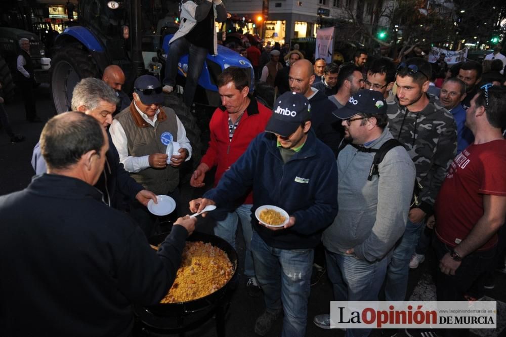 La noche de protesta de los agricultores se pasa con migas