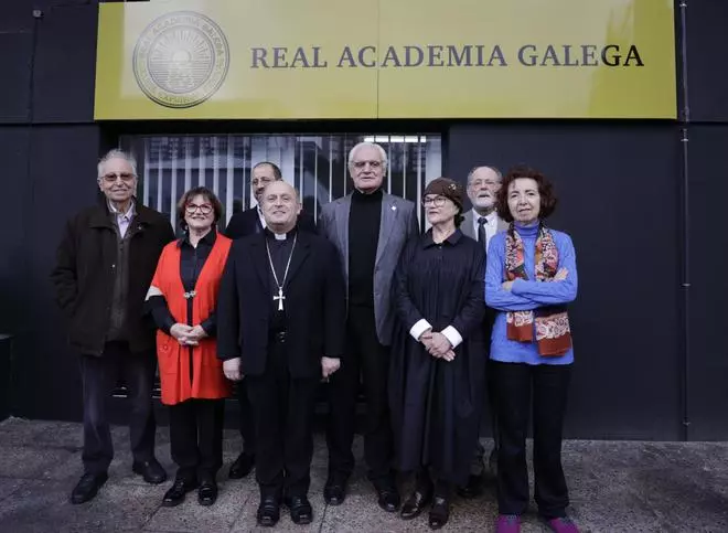 El nuevo arzobispo de Santiago, monseñor Francisco José Prieto, visita la sede temporal de la RAG en Pocomaco