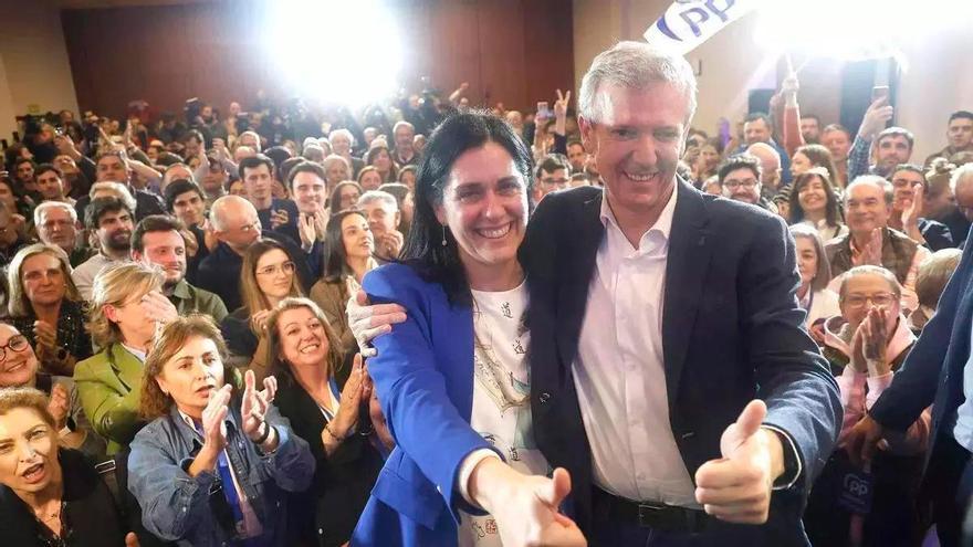 Alfonso Rueda celebra, abrazado a Paula Prado, su mayoría absoluta. / ANTONIO HERNÁNDEZ