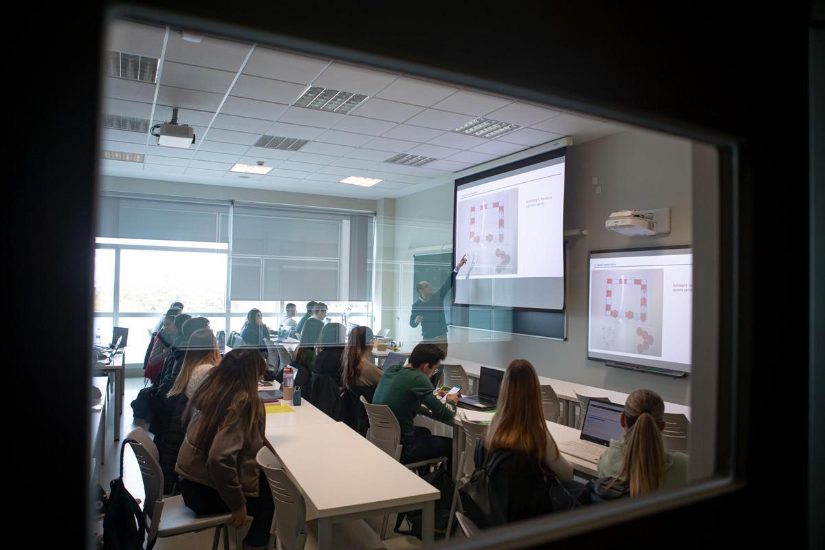 Imagen de archivo de una clase del grado de magisterio en la UV