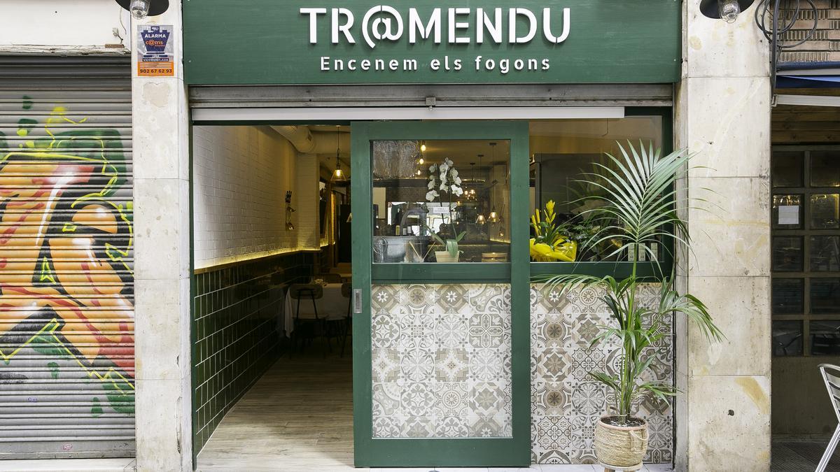 La entrada del restaurante Tramendu, en el barrio de La Bordeta, en Barcelona.