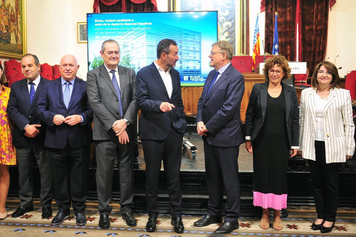 Presentación en Elche de la candidatura a la Agencia Espacial, con el alcalde Carlos González, el jefe del Consell, Ximo Puig, y la consellera Josefina Bueno, entre otros.