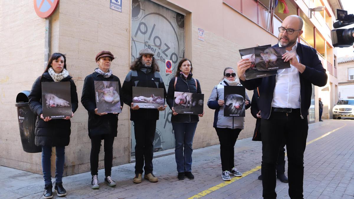 Moreno y varios componentes de 'Igualdad Animal' muestran imágenes obtenidas en la granja en la puerta del juzgado de Lorca.