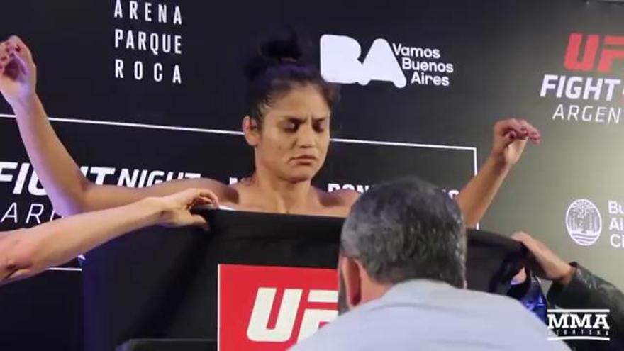 La mexicana Cynthia Calvillo se desnuda en el pesaje