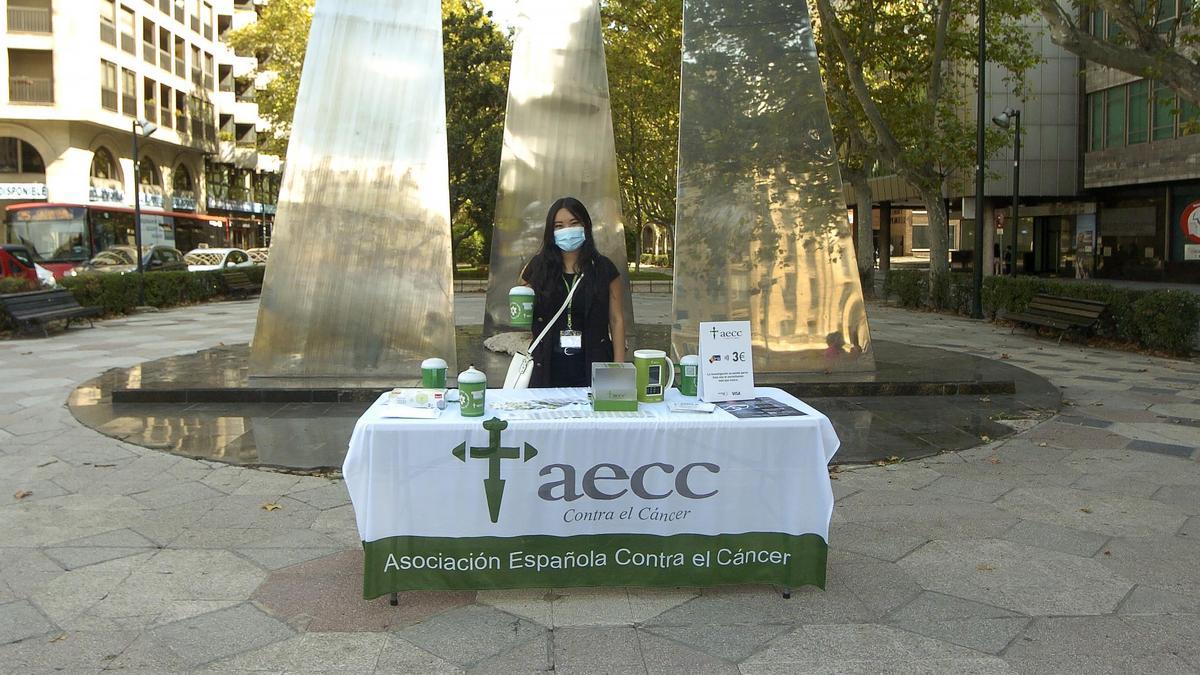 Una mesa de cuestación de la AECC en Zaragoza, durante la pandemia.