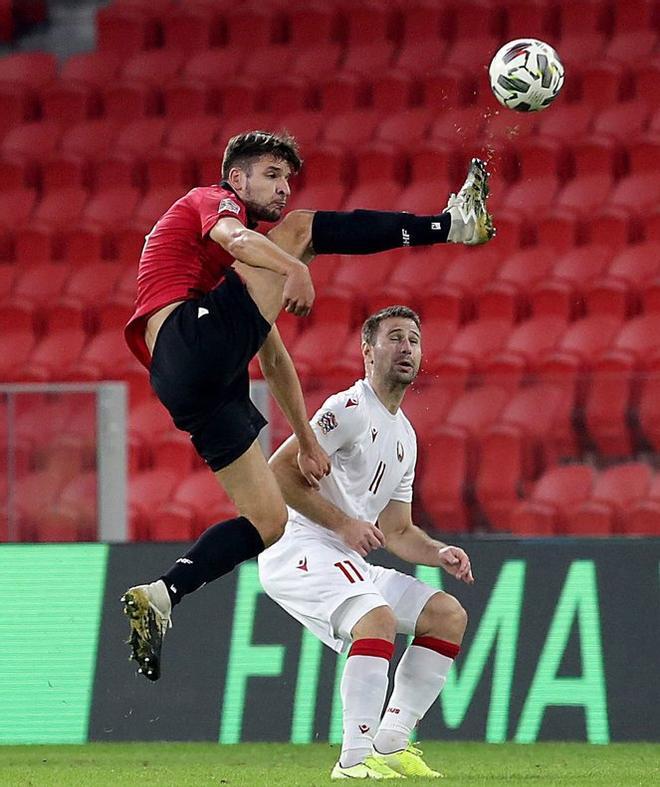 Berat Xhimshiti en acción durante el partido de la UEFA Nations League entre Albania y Bielorrusia en Tirana, Albania,