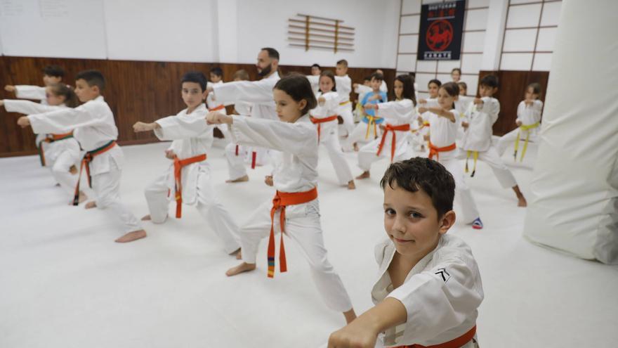 Los 30 años de la escuela de kárate Magadán de Gijón, en imágenes