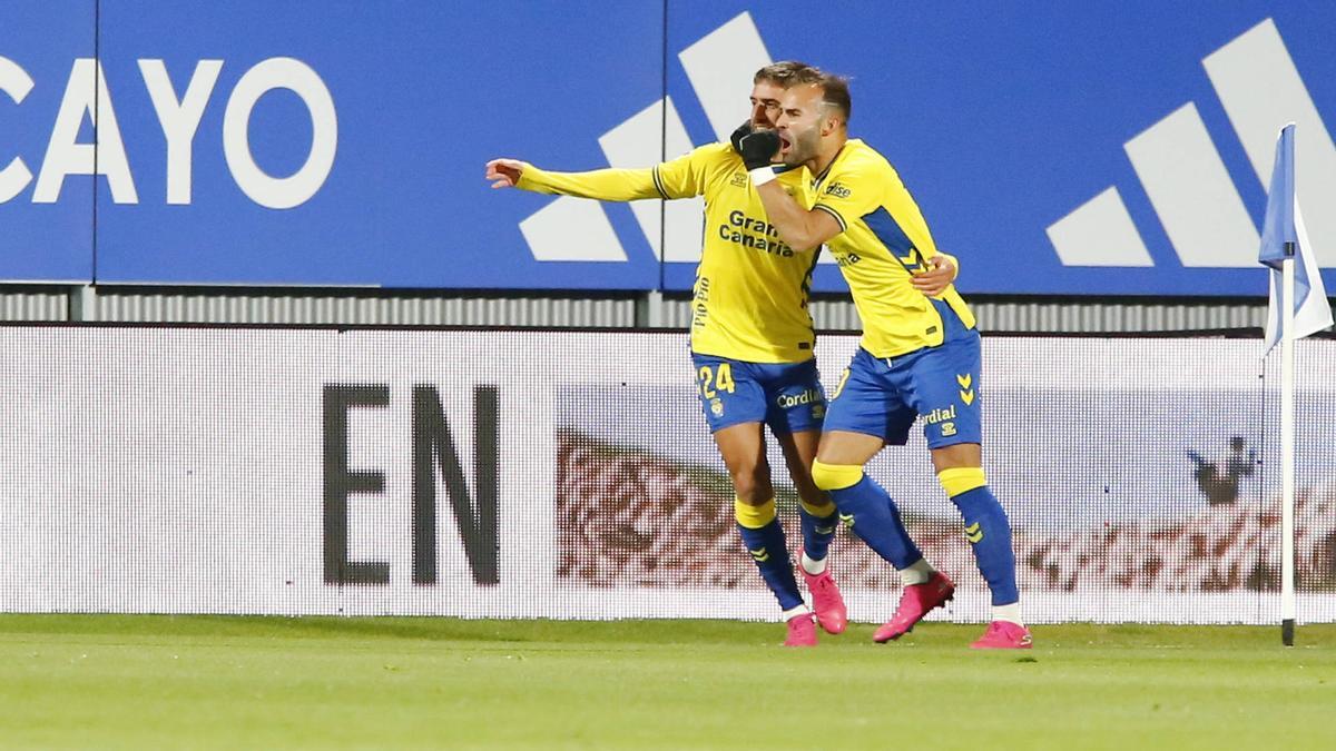 Jesé festeja su tercer tanto del curso con Pejiño.