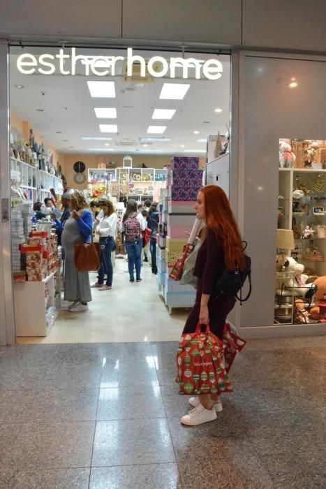 04/01/17 LAS PALMAS DE GRAN CANARIA. Ambiente de compras navideñas y de Reyes en la zona comercial de Siete Palmas. Fotografa: YAIZA SOCORRO.