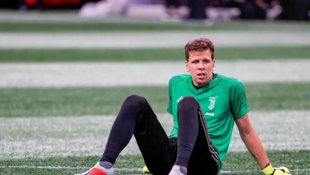 Szczęsny junto a Lewandowski, ex compañeros en la selección polaca y que ahora vuelven a verse las caras.