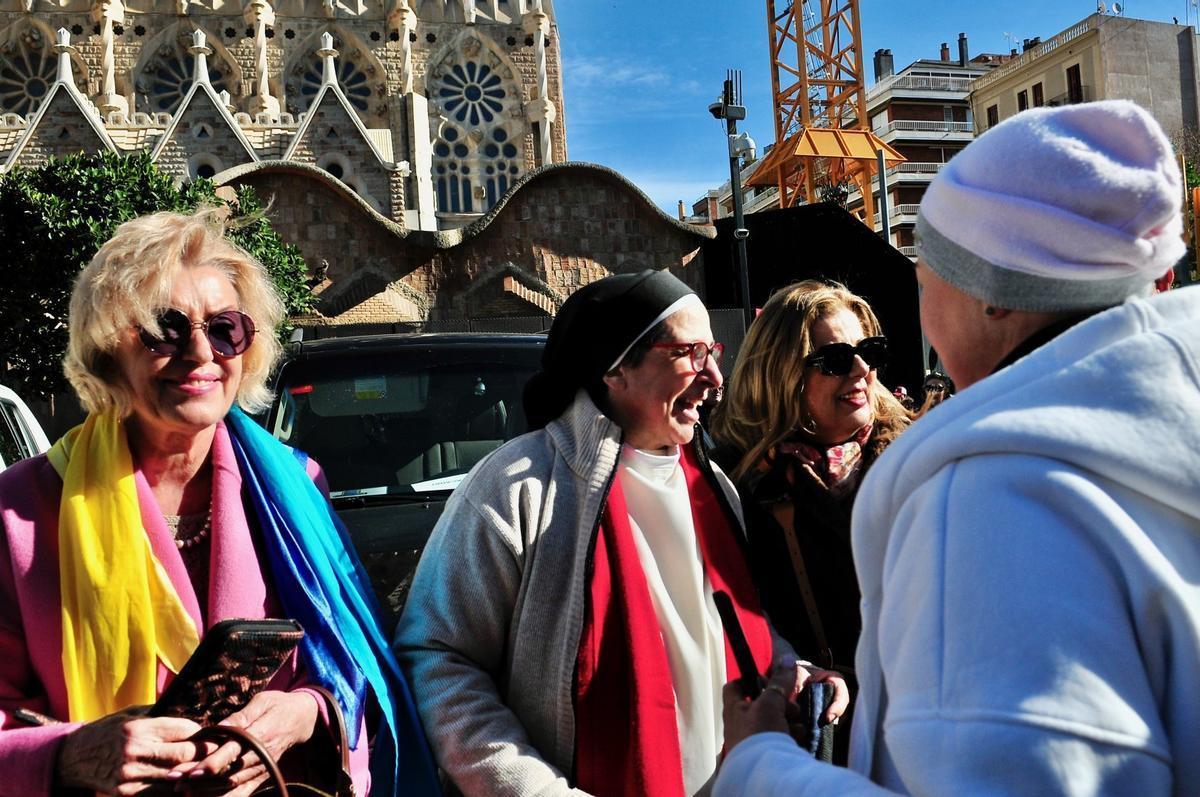 Sor Lucía davant de la Sagrada Família a punt de sortir cap a Ucraïna en la primera Caravana de la bondat, el passat mes de febrer