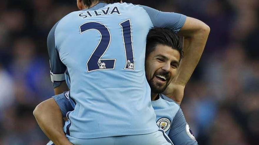 Nolito celebra con David Silva su gol al Everton. // Reuters