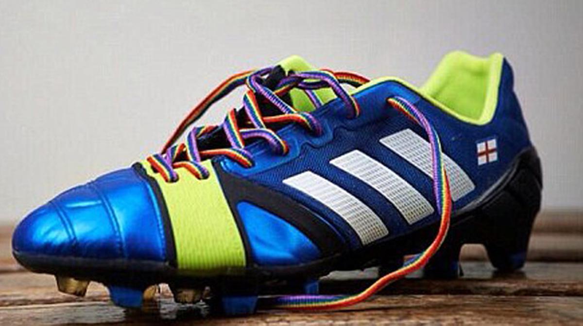 Els cordons amb els colors de la bandera gai, en la bota del jugador del Queens Park Rangers Joey Barton. Els cordons amb els colors de la bandera gai, en la bota del jugador del Queens Park Rangers Joey Barton.