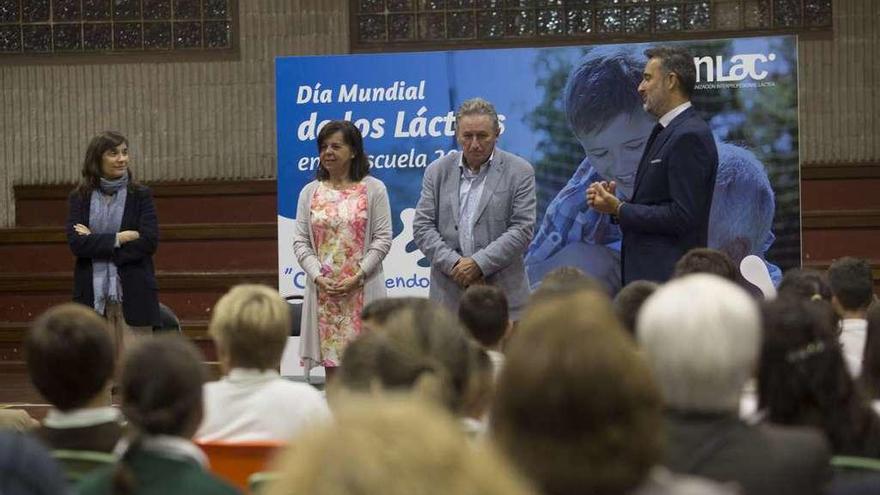 De izquierda a derecha, la doctora Pilar Matía; la consejera de Desarrollo Rural y Recursos Naturales, María Jesús Iglesias; el representante de INLAC y ganadero, Ramón Artime; y el director del colegio de las Teresianas, Ramón Fernández, ayer durante la celebración del Día Mundial de los Lácteos en la escuela.