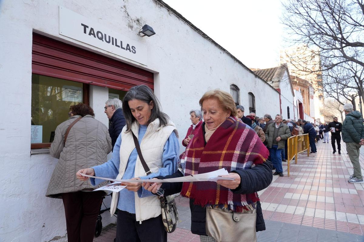 Colas desde primera hora en la plaza de toros de Castelló para comprar las entradas de la Magdalena 2026