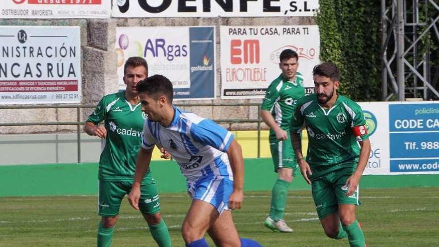 Un jugador del Gondomar controla un balón. //Iñaki Osorio