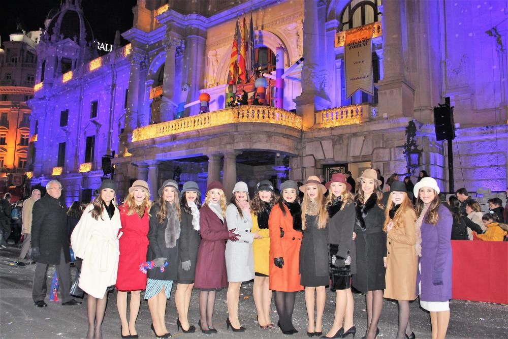 La fallera mayor y corte 2019 estilo "retro" en la Cabalgata de Reyes