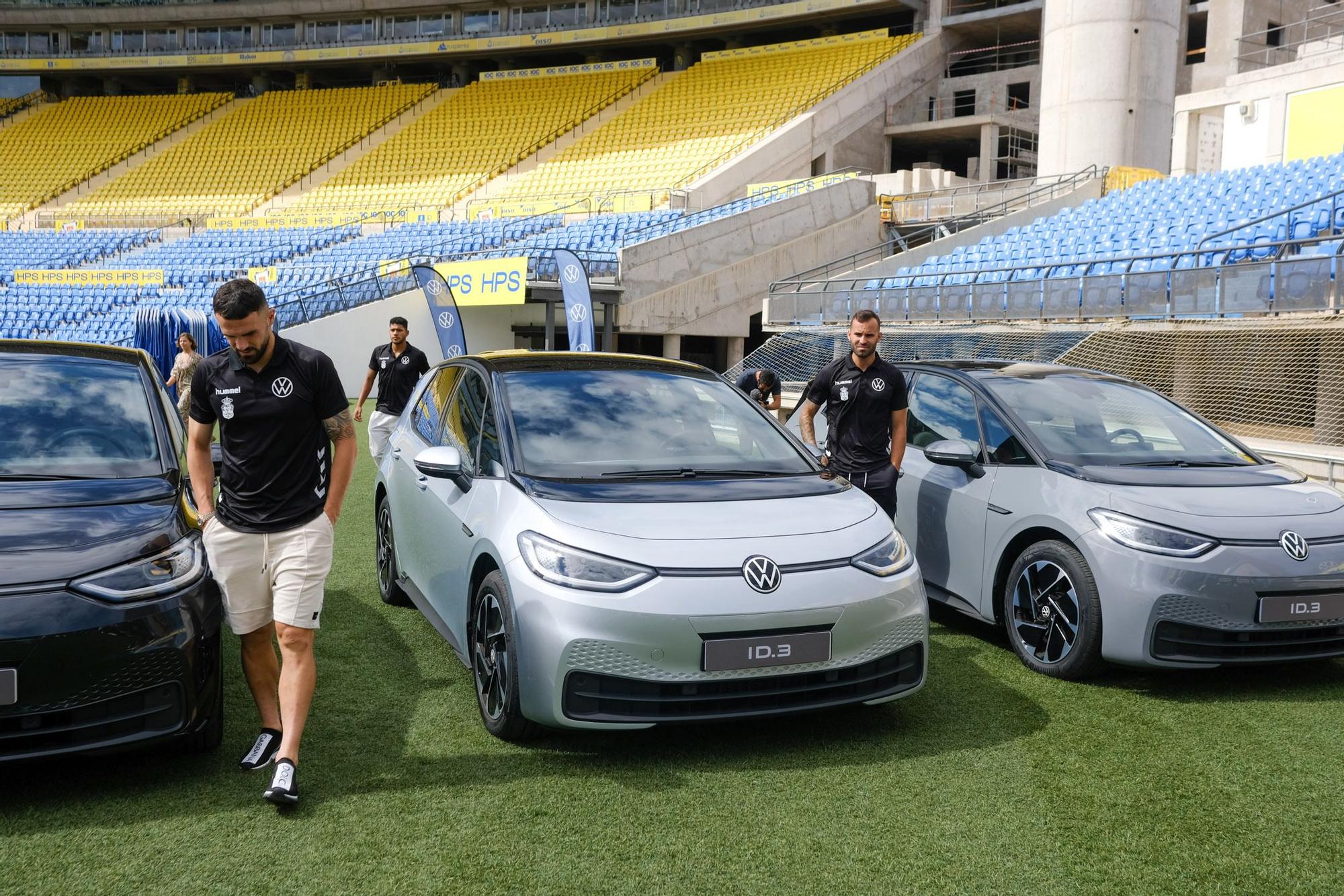 La UD Las Palmas recibe la nueva flota de coches eléctricos Volkswagen ID.3