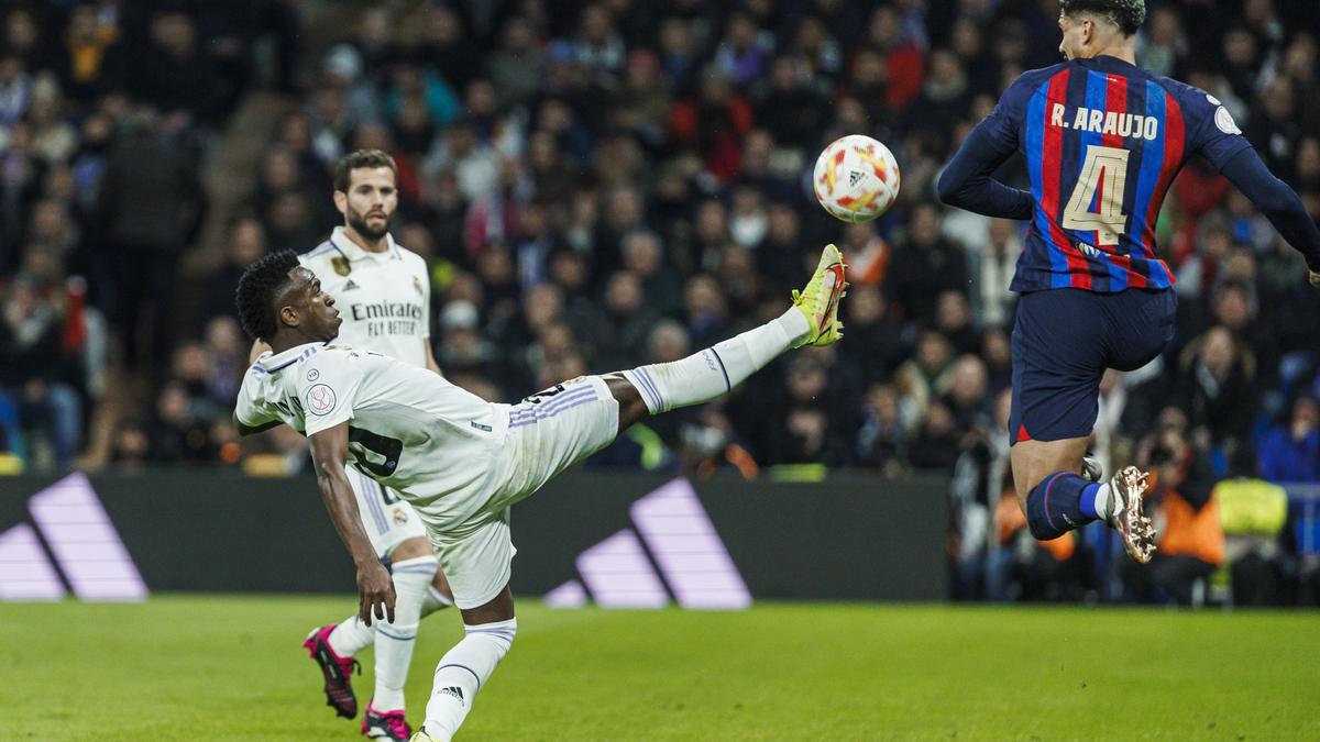 Vinicius disputa un balón con Ronald Araujo en un 'Clásico' pasado.