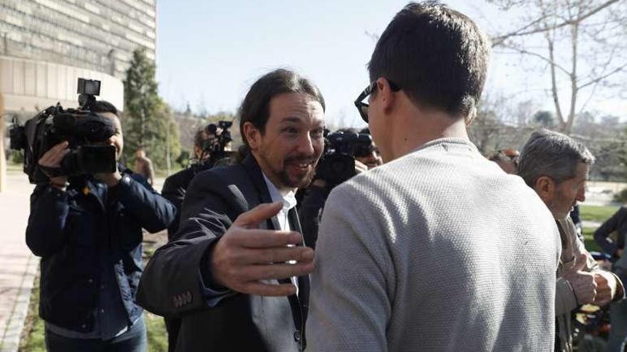 Iglesias saluda a Errejón antes de la reunión de la ejecutiva. // Efe