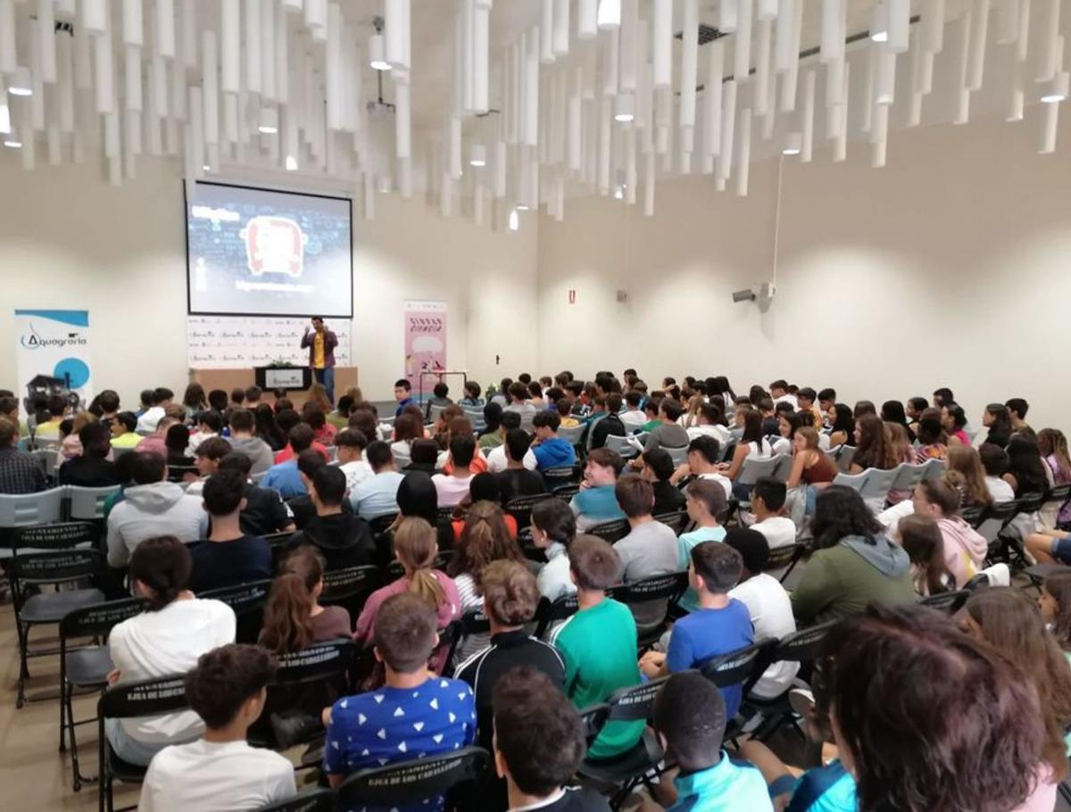 Doscientos alumnos llenaron el salón de actos del Museo Aquagraria. | SERVICIO ESPECIAL