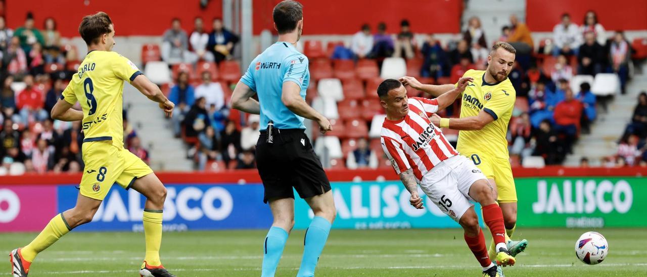 El Sporting cae con todo el equipo ante el Villarreal B: 0-3 y bronca de El Molinón al palco y a los futbolistas